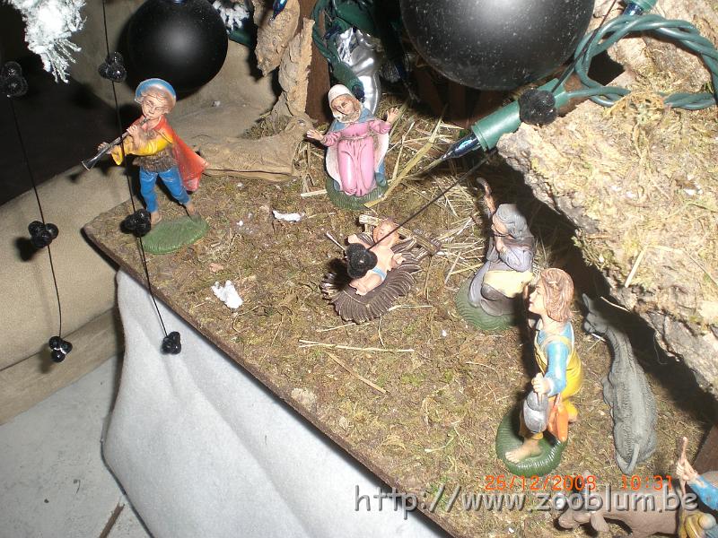 CIMG4296.JPG - la crèche avec Jésus