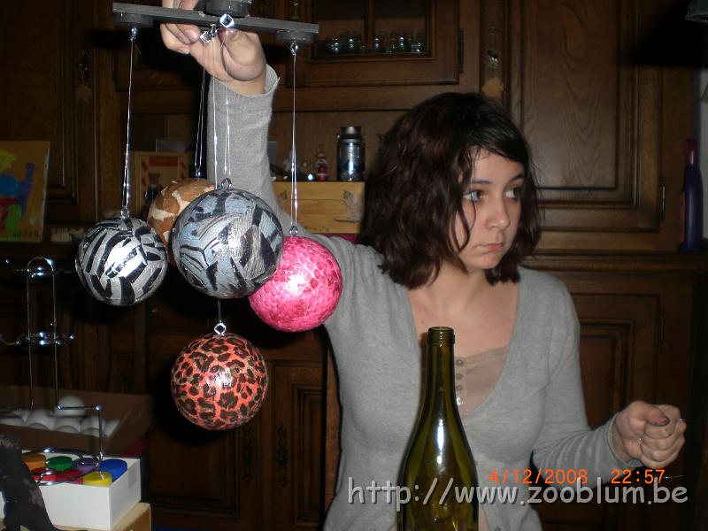 CIMG3709.JPG - elle s'amuse avec des boules...
