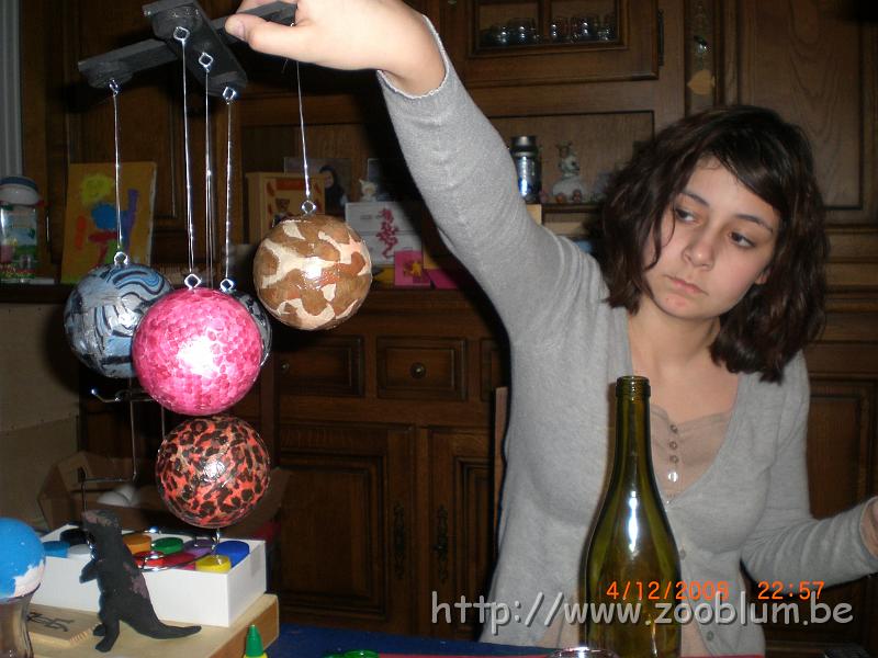 CIMG3710.JPG - elle s'amuse avec des boules...